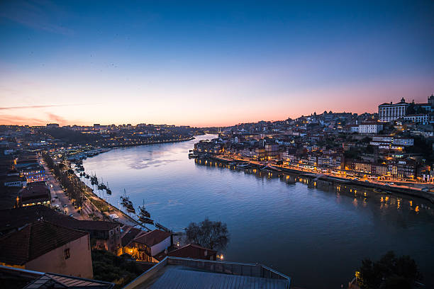 porto río duero al anochecer - portugal port wine porto the douro fotografías e imágenes de stock