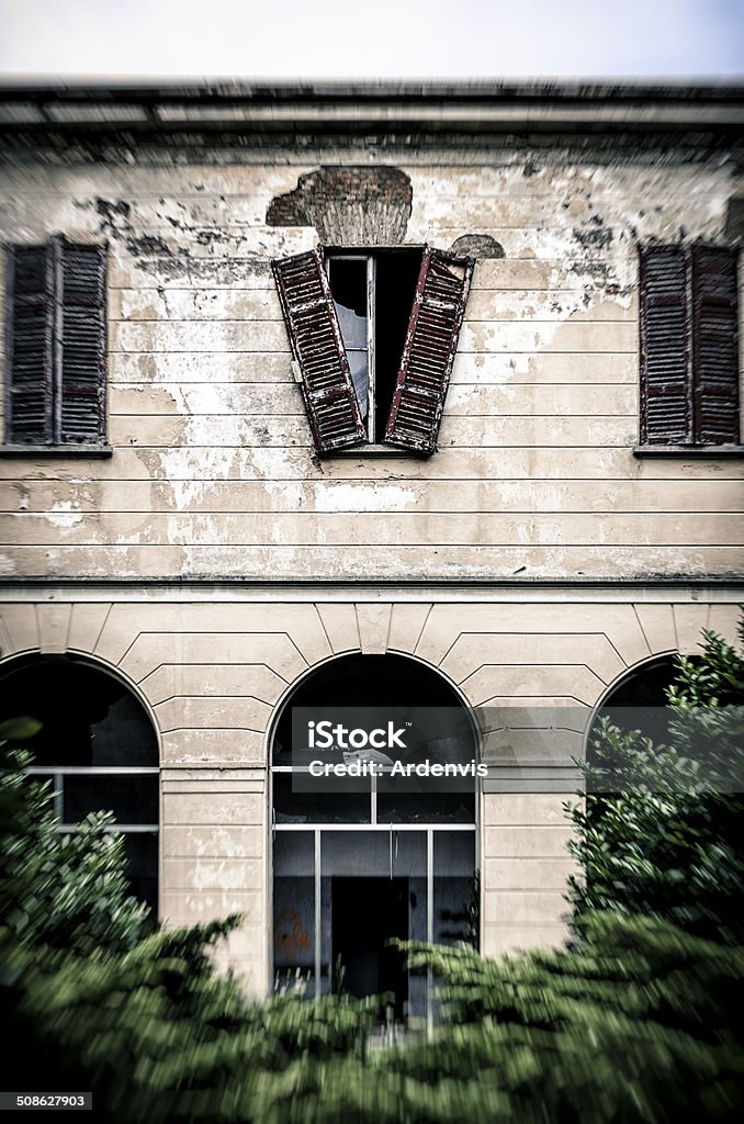 Cortile interno di un abbandonato e distrutti asilo - Foto stock royalty-free di Abbandonato