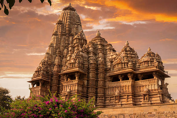 puesta de sol sobre kandariya templo de mahadeva - khajuraho india indian culture temple fotografías e imágenes de stock