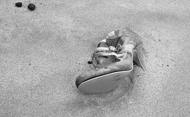 靴砂浜でくつろぐの紛失 - round toe shoes ストックフォトと画像