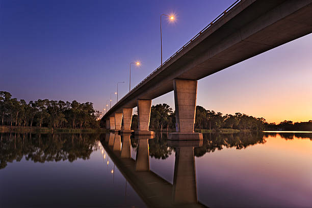 vic mildura murray brücke sonnenaufgang - mildura stock-fotos und bilder