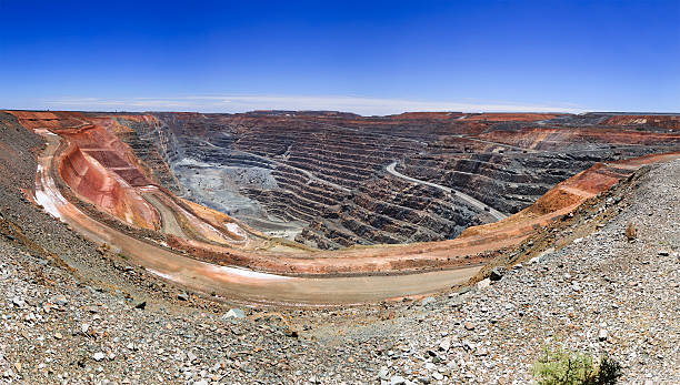 WA SUper Pit Panorama panorama of super fit gold mine in Kalgoorlie of Western australia with wide open pit underneath land mine stock pictures, royalty-free photos & images