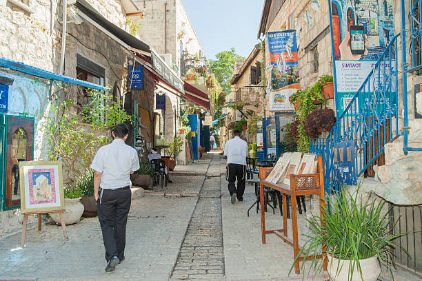 turistas caminhe por lojas e galerias de arte em safed - safed - fotografias e filmes do acervo