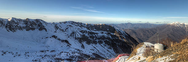 zakres góry w słoneczny dzień - sunny day mountain mountain range winter zdjęcia i obrazy z banku zdjęć