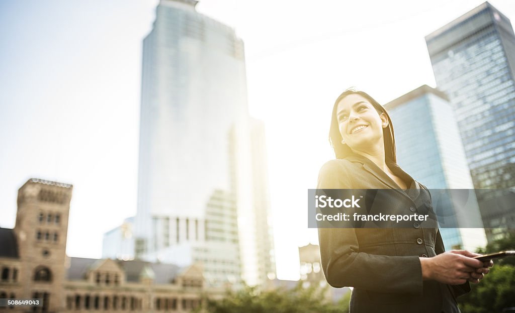 business woman with arm crossed on urban scene - Royalty-free Intelligentie Stockfoto