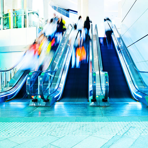 pessoas apressar em escadas rolantes - escalator people city blurred motion imagens e fotografias de stock