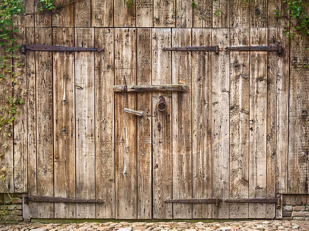 vecchia invecchiato porta del fienile - wooden door foto e immagini stock