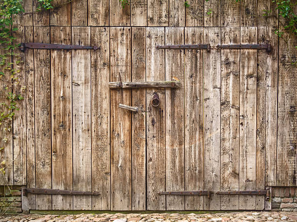 velha porta de celeiro marinho - wooden doors - fotografias e filmes do acervo