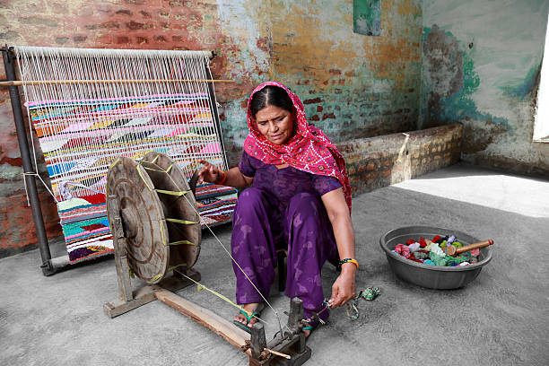 indische frauen weben textil (durry). - craft india indian culture asian ethnicity stock-fotos und bilder