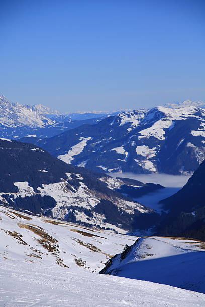 saalbach, austria w zimie ponad chmury - ski resort village austria winter zdjęcia i obrazy z banku zdjęć