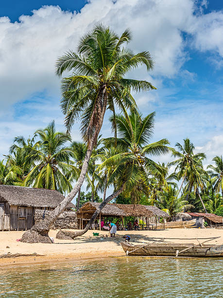 vila na praia em madagascar - sakalava - fotografias e filmes do acervo