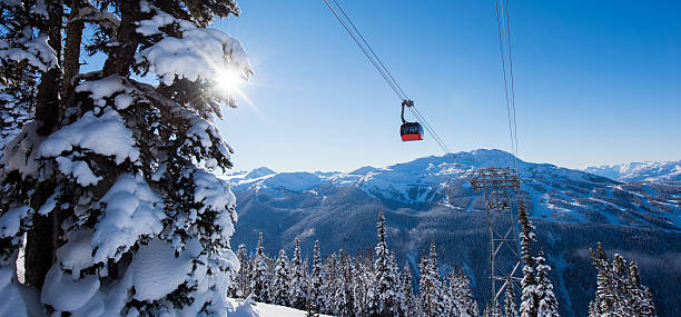 whistler resort sciistico in inverno - ski lift overhead cable car gondola mountain foto e immagini stock