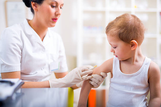 pediatra torna a vacinação pequeno menino - meningite - fotografias e filmes do acervo