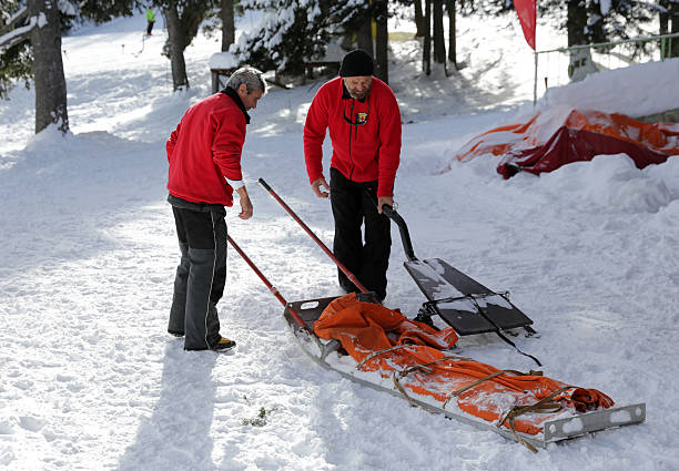 montaña servicio de rescate - ski insurance fotografías e imágenes de stock