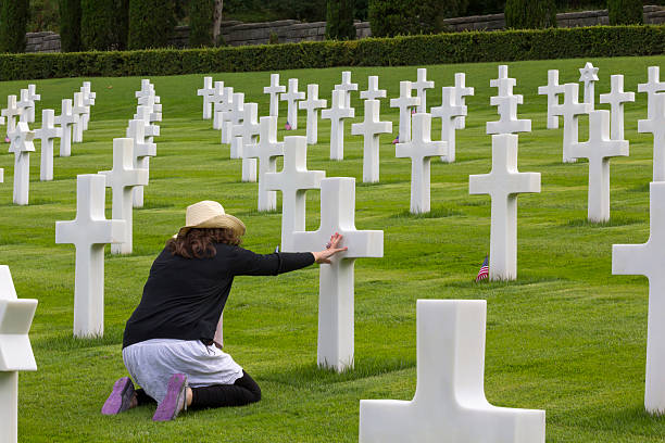женщина, молясь на кладбище мемориал - armed forces praying us military military стоковые фото и изображения