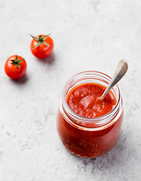 salsa di pomodoro nel bel barattolo di vetro e pomodori ciliegio - gazpacho salsa vegan food freshness foto e immagini stock