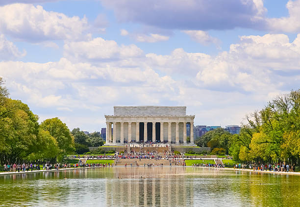 lincoln gedenkstätte mit reflexion - lincoln memorial washington dc people abraham lincoln stock-fotos und bilder