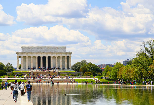 fahren sie bis zum lincoln gedenkstätte - lincoln memorial washington dc people abraham lincoln stock-fotos und bilder