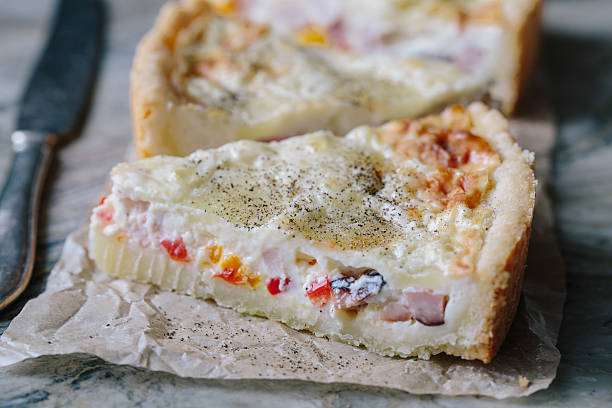 istock Chicken tart with paprika and goat cheese 508665048