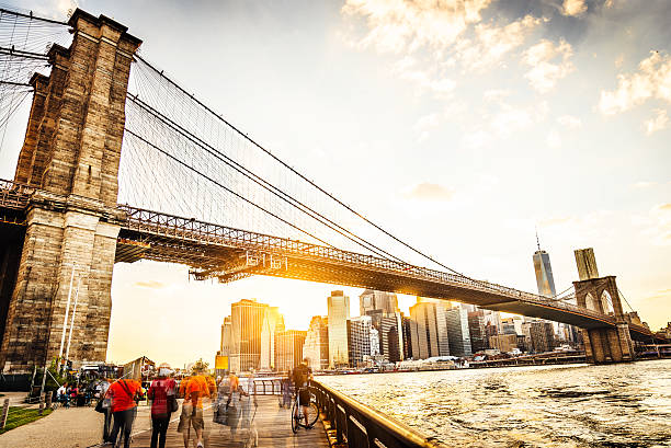 日没時のブルックリン橋とマンハッタン - east river riverbank waters edge suspension bridge ストックフォトと画像