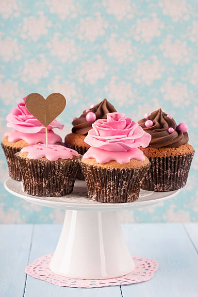 istock Cupcakes with sweet rose flowers 508667558
