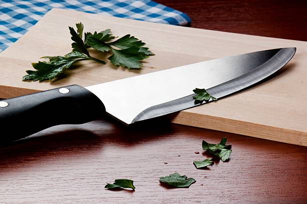 kitchen knive on cutting board - bilemek stok fotoğraflar ve resimler