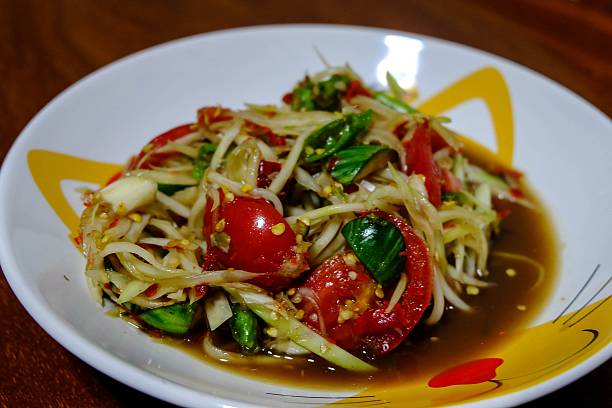 hot & provocante salada verde papaia - asian cuisine close up garlic vegetable imagens e fotografias de stock