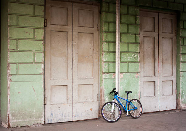 bicicleta contra a parede - ретро imagens e fotografias de stock