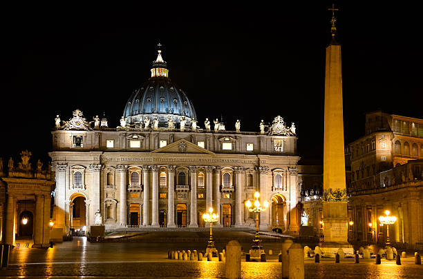 basílica de são pedro em roma, à noite - rome italy vatican st peters basilica - fotografias e filmes do acervo