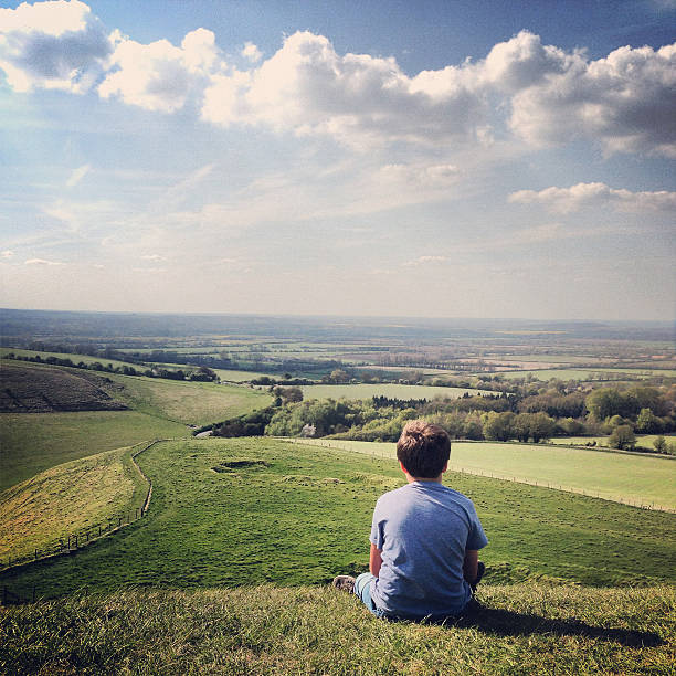 boy on hill perdido de burbuja - oxfordshire fotografías e imágenes de stock