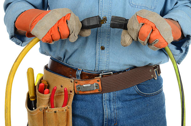 workman enchufar cables de extensión - tool belt belt work tool pliers fotografías e imágenes de stock