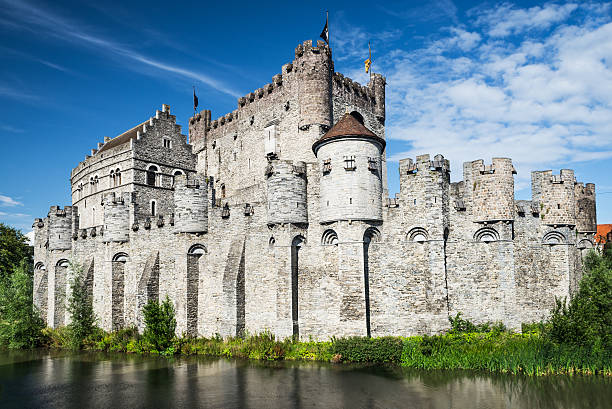 castelo gravensteen e lieve rio, gand - castle gravensteen imagens e fotografias de stock