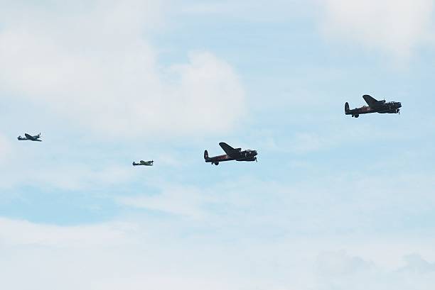 ostatnie lancasters - spitfire airplane world war ii airshow zdjęcia i obrazy z banku zdjęć