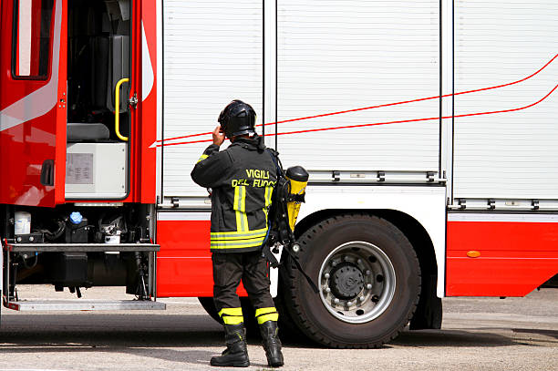 pompier avec bouteille d'oxygène en action - bouteille doxygène photos et images de collection