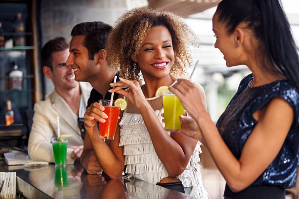 ご友人とご一緒にお楽しみください。バーの屋外 - friendship relaxation cocktail nightclub ストックフォトと画像