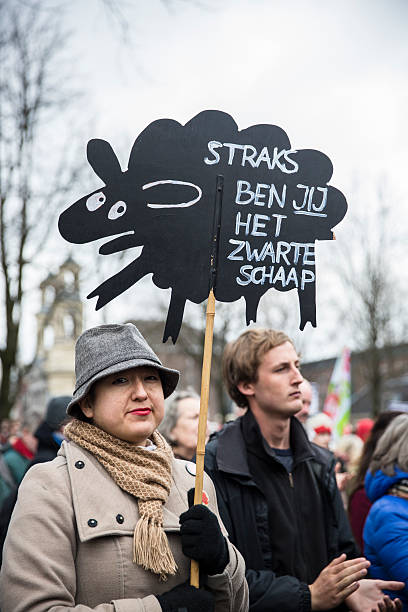 demostración organizados a protestar pastissers contra el racismo y contra el odio a lo musulmán, amsterdam - editorial outdoors vertical amsterdam fotografías e imágenes de stock