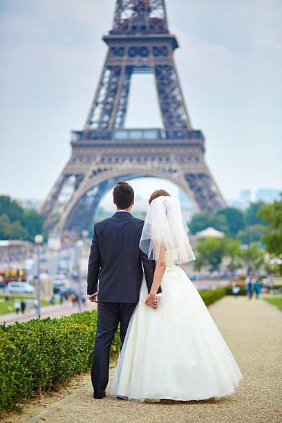 istock Just married couple in Paris near the Eiffel tower 508699184