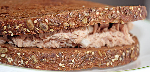 pożywny całe ziarna chleb żytni z z pastą z tuńczyka - tuna salad sandwich rye sandwich healthy eating zdjęcia i obrazy z banku zdjęć