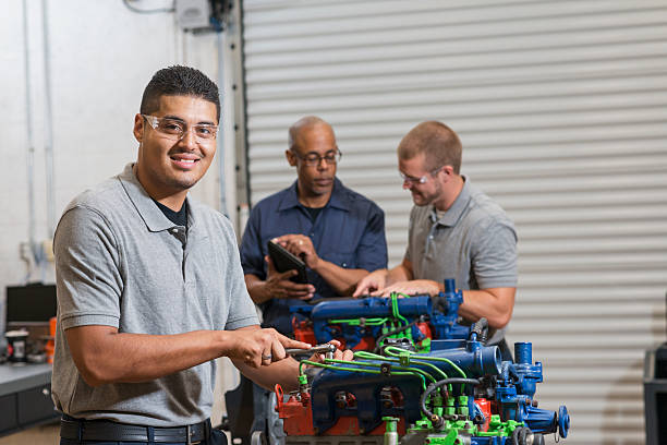 istock Young Hispanic man training to be auto mechanic 508701342