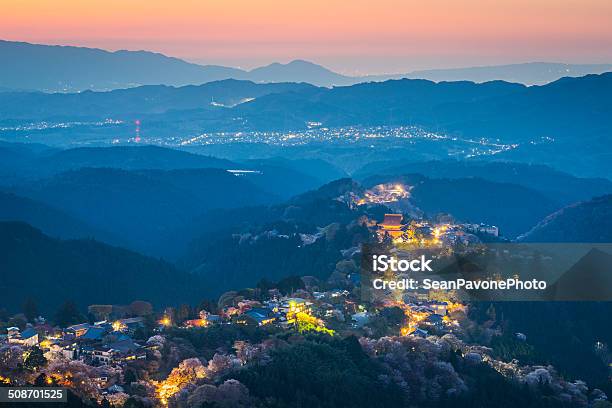 Yoshinoyama Japón Foto de stock y más banco de imágenes de Japón - Japón, Noche, Montaña