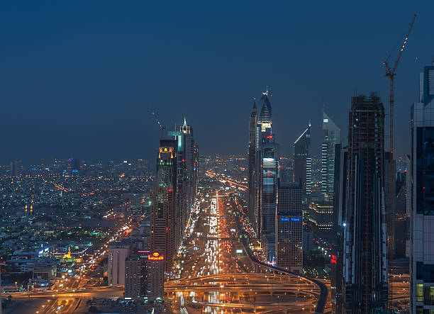 torres emirates & nivel más alto del sheikh zayed - light rail sheikh zayed road street united arab emirates fotografías e imágenes de stock