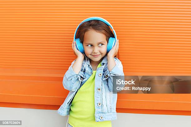 Glückliches Kind Genießt Hört Musik Im Kopfhörer Bei Orange Stockfoto und mehr Bilder von Kind