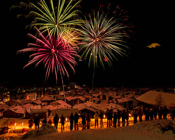 fogos de artifício sobre a aldeia de saas-fee - ski resort winter snow night imagens e fotografias de stock
