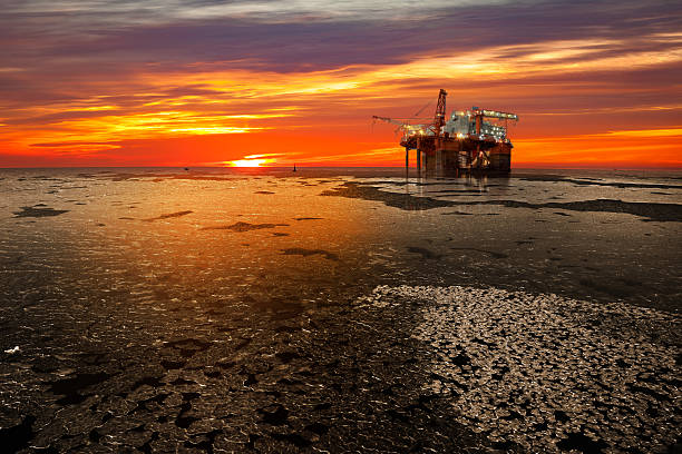 drilling rig in olio di mare in inverno - gas oil oil rig nature foto e immagini stock