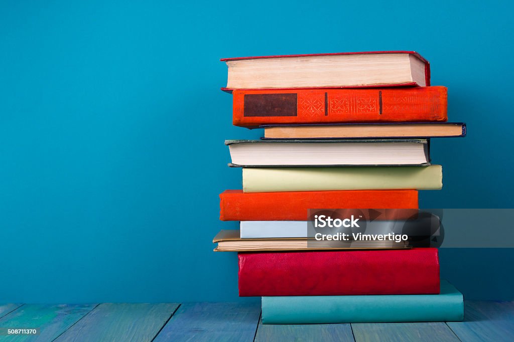 スタックのカラフルな書籍、軽いユーズドスタイルブルーの背景、無料のコピースペース - 本のロイヤリティフリーストックフォト