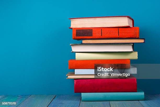 スタックのカラフルな書籍軽いユーズドスタイルブルーの背景無料のコピースペース - 本のストックフォトや画像を多数ご用意 - 本, 積み重なる, 教科書