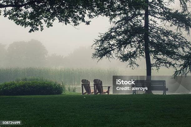 Misty Manhã O Lago - Fotografias de stock e mais imagens de Ao Ar Livre - Ao Ar Livre, Banco - Assento, Cadeira Adirondack