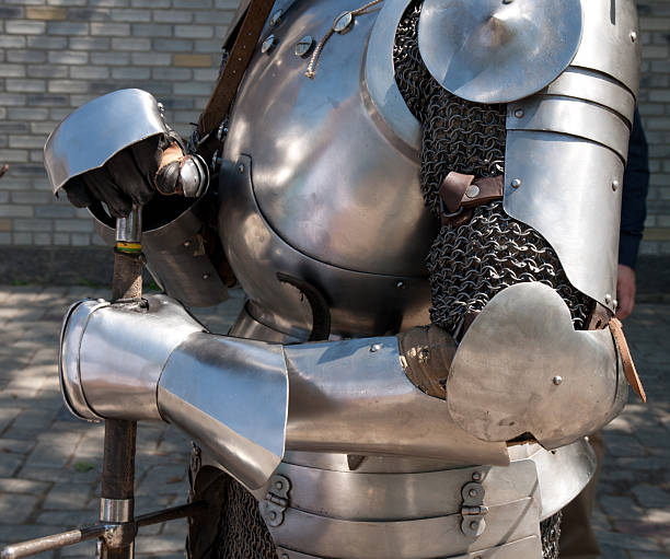 knight per le antiche armature in primo piano - shining armor foto e immagini stock