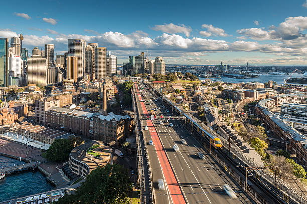 sydney, in australia, più lane traffico presso l'harbour bridge, the rocks - sydney australia skyline sydney harbor harbor foto e immagini stock