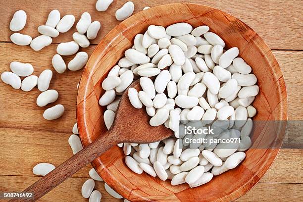 Photo libre de droit de De Haricots Blancs Sur Du Bois À Repasser banque d'images et plus d'images libres de droit de Blanc - Blanc, Haricot, Fève de Lima